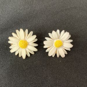 Vintage White/Yellow Celluloid Plastic Daisy Earrings Sarah Coventry